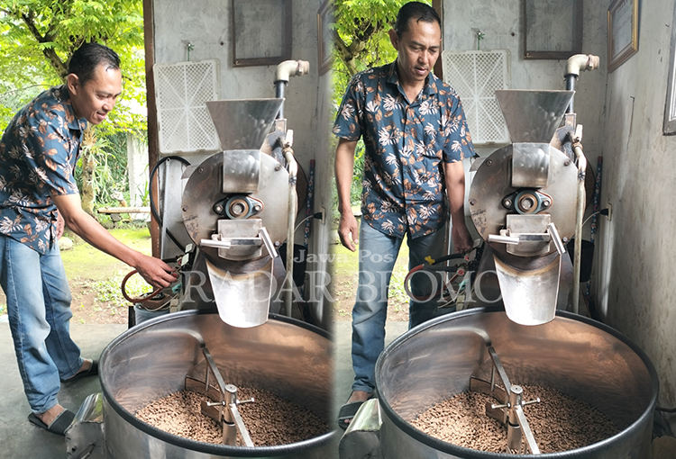 LUAR NEGERI: Ketua Poktan Mitra Karya Tani Widi Prayitno meroasting kopi.