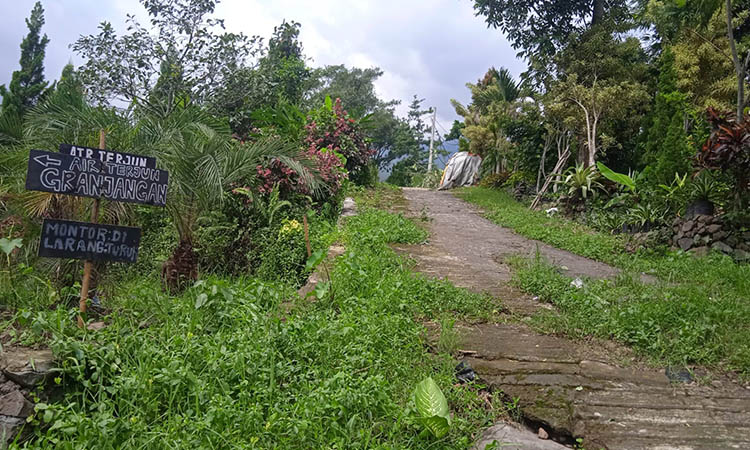 ASKES: Jalan menuju Air Terjun Granjangan memang menantang. Selain paving dan rabatan, juga masih makadam. Sehingga, hanya bisa dilalui dengan jalan kaki.