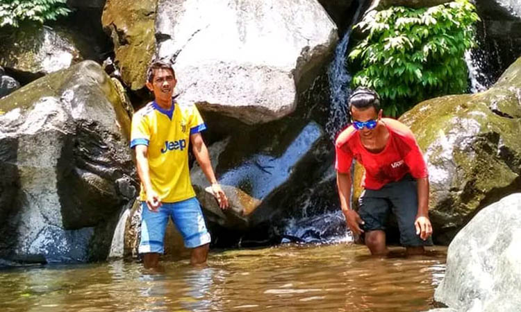 SEGAR: Selain jernih, air tersebut cukup menyegarkan. Tak heran, kerap digunakan untuk mandi.