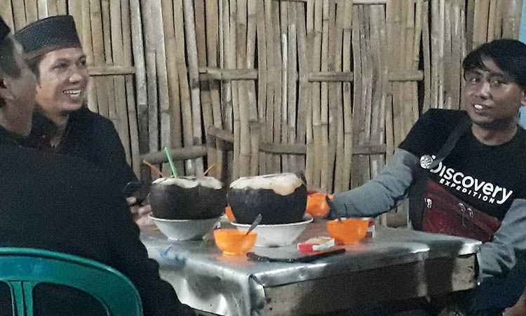 DIBAKAR: Sejumlah warga menikmati degan bakar di Jalan Serma Abdurrahman, Kota Probolinggo.