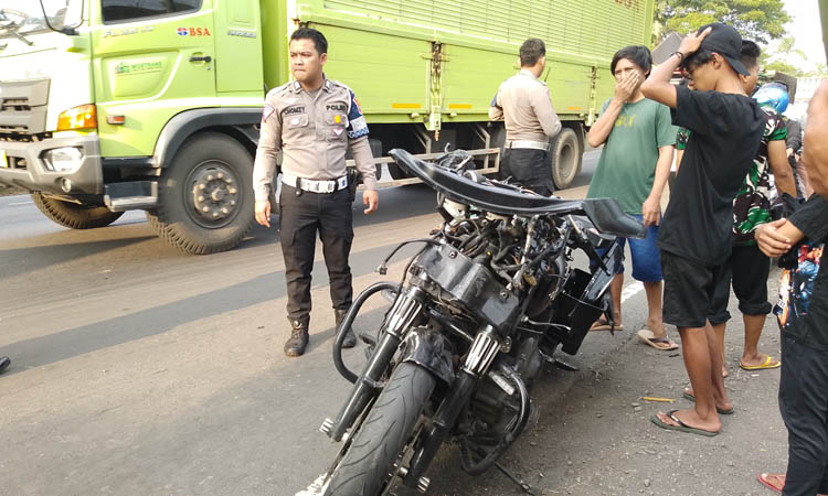 DITABRAK: Moge yang dikendarai dokter Azis dan istrinya, rusak berat setelah kecelakaan di Jalan Raya Pantura, Desa Banjarsari, Sumberasih, Kabupaten Probolinggo, Minggu 928/4).