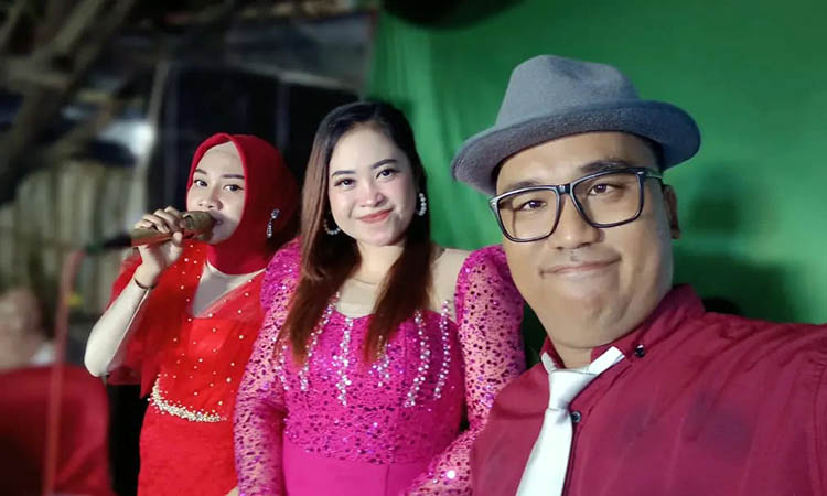 BANYAK TEMAN: Riris (kiri) bersama koleganya sesama pehobi karaoke.