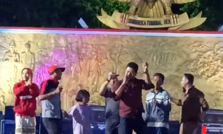 ASYIK: Zuhriyo, menyanyi sambil berjoget bersama para penggemarnya ketika tampil di Alun-alun Probolinggo.