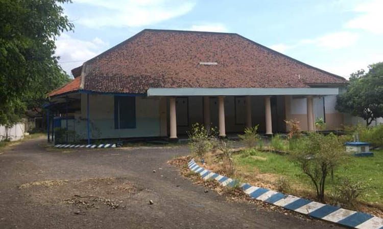 SEBELUM DIREHAB: Gedung peninggalan belanda yang kini difungsikan sebagai mako Satpol PP Kota Probolinggo, di Jalan Raya Panglima Sudirman Kota Probolinggo.