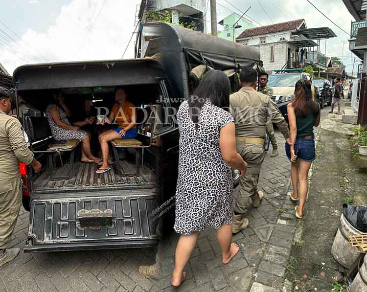 DIAMANKAN: Sejumlah PSK terjaring razia Satpol PP di Desa Martopuro, Kecamatan Purwosari, Kabupaten Pasuruan.