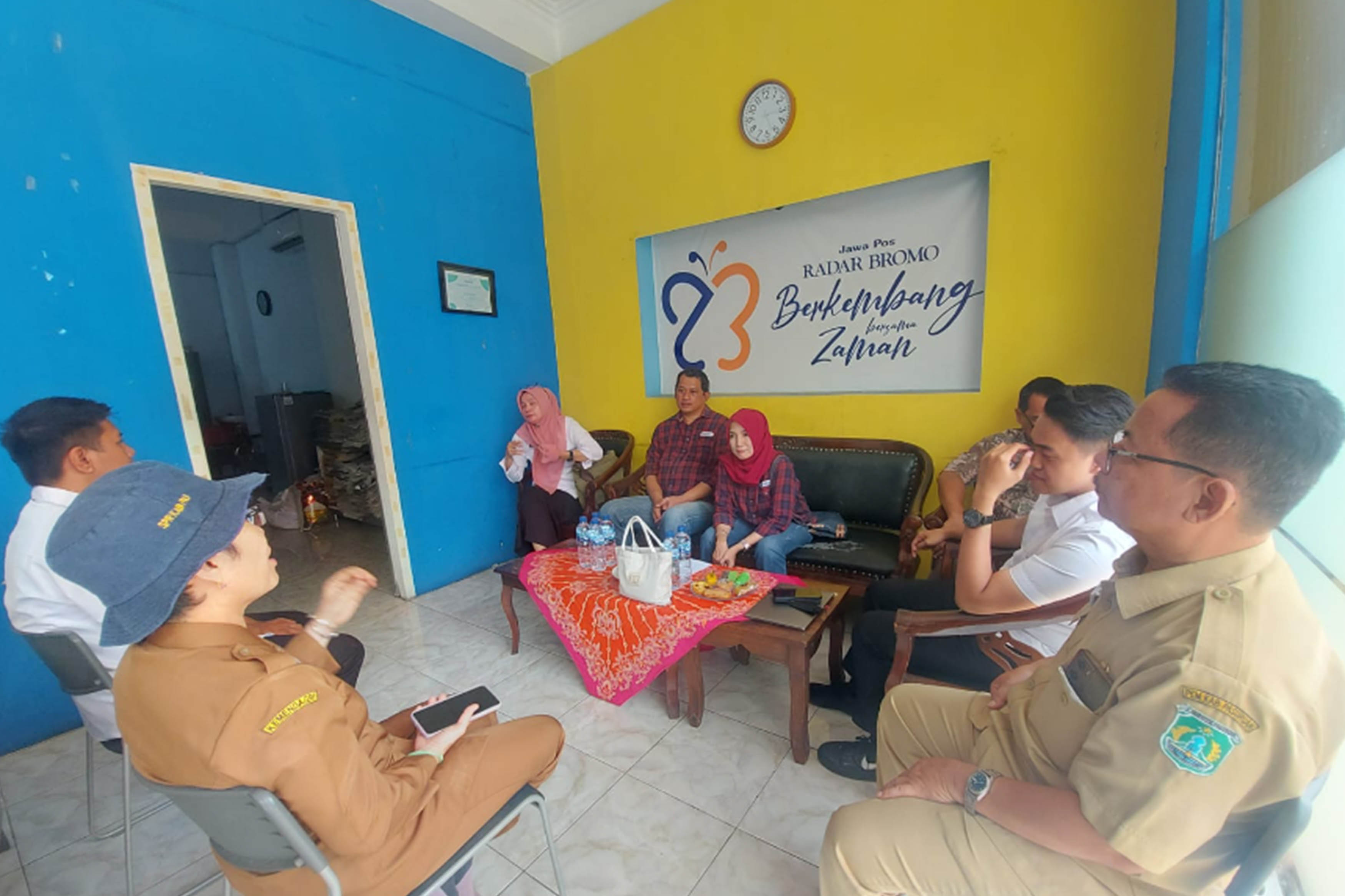 DISKUSI: Tim panitia Lomba Inopamas dari Bappelitbangda Kabupaten Pasuruan dan Jawa Pos Radar Bromo saat menggelar rapat berkaitan dengan lomba inovasi.