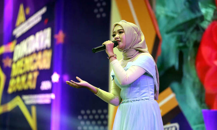 TUNJUKKAN PERFORMA: Peserta Dikdaya Mencari Bakat jenjang SMP saat tampil di ruang Madakaripura, Selasa (30/4) pagi.