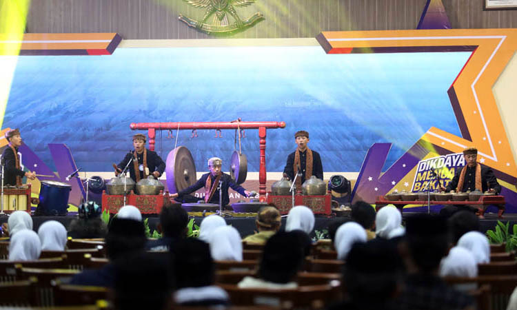 KOLOSAL: Nomine dari SMPN 1 Sukapura yang menampilkan bakat musik tradisional.