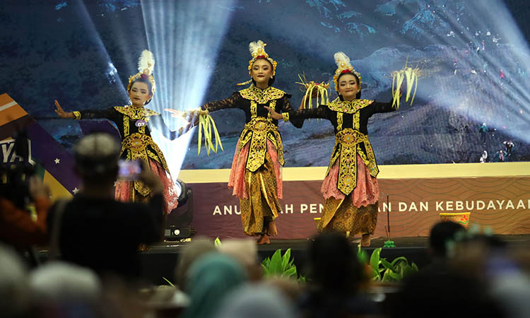 PUJAN KUSUMA: Tari Pujan Kusuma ditampilkan SDN Ngadirejo, Sukapura dalam event Dikdaya Mencari Bakat (DMB), Senin (29/4) di Auditorium Madakaripura, kantor Bupati Probolinggo di Kraksaan.