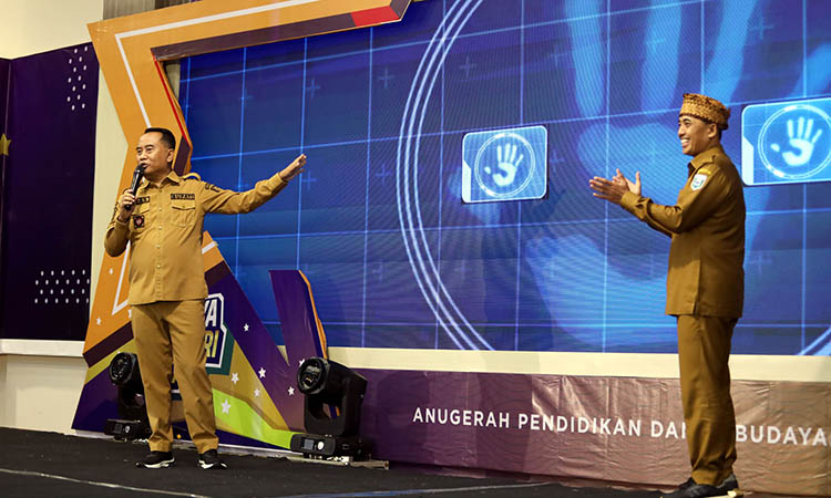DIBUKA: Plt Bupati Probolinggo Ugas Irwanto dan Kadis Digdaya Dwijoko Nurjayadi menekan tombol screen pembukaan DMB.