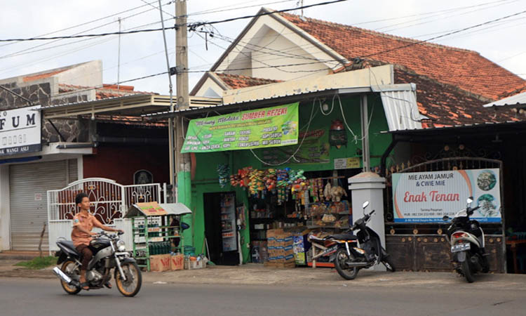 24 JAM: Salah satu warung Madura di Kota Probolinggo. Warung ini buka 24 jam dan menyediakan beragam kebutuhan.