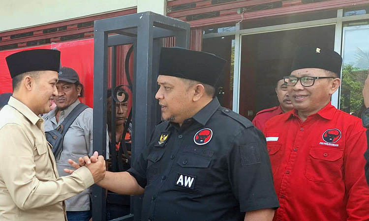 INCAR KADER BANTENG: M Rusdi Sutejo bersalaman dengan Andri Wahyudi setelah mendaftar Selasa (30/4).