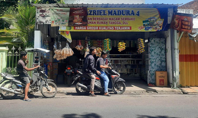 MENJAMUR: Warung Madura yang terletak di Jalan Sultan Agung, Kota Pasuruan. Toko kelontong ini berani bersaing dengan toko modern.