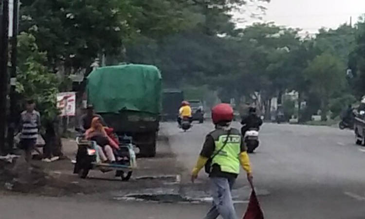 PARKIR: Sebuah truk yang parkir di tepi jalan. Parkir yang dianggap sembarangan, bisa membahayakan pengendara lain.  &nbsp;
