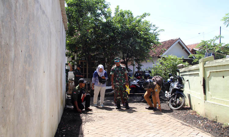 NYAMAN DILINTASI: Jalan sepanjang 46,5 meter dengan lebar 2,3 meter di Dusun Paras, Desa Kerpangan, telah dipaving. Perangkat desa bersama Bhabinsa Koramil Leces, mengecek hasil pembangunannya.