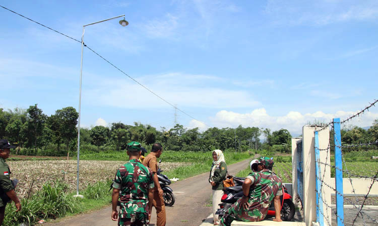 MAKIN AMAN: Sejumlah PJU telah terpasang di jalan RT 8 hingga RT 10/RW 12 Dusun Kerpangan Selatan, Desa Kerpangan.