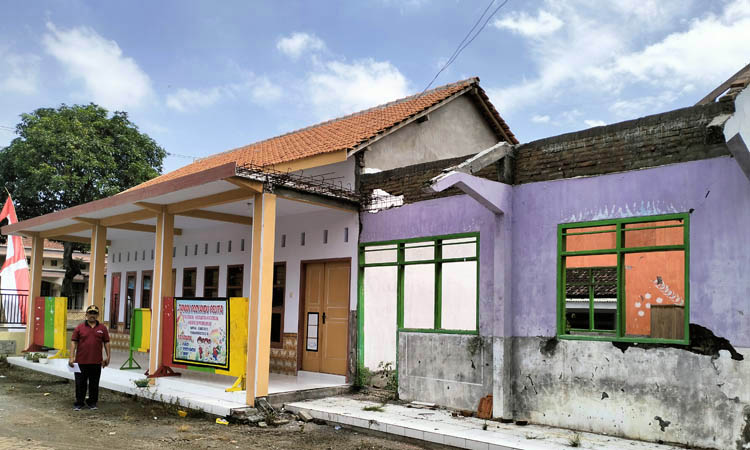 LEBIH NYAMAN: Bendahara Desa Seboro Purwadi melihat bangunan gedung PAUD Pelita di RT 2/RW 2, Dusun Krajan. Pembangunan gedung akan dilanjutkan tahun ini.