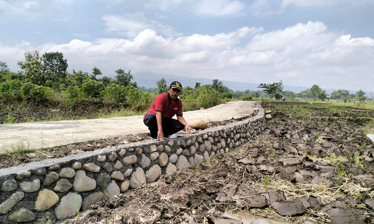 KUAT: Bendahara Desa Seboro Purwadi mengecek pembangunan TPT di RT 1/RW 1, Dusun Kembang.