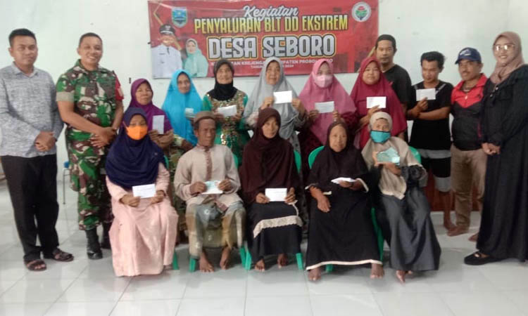 SALURKAN BANTUAN: Kepala Desa Seboro Mosta