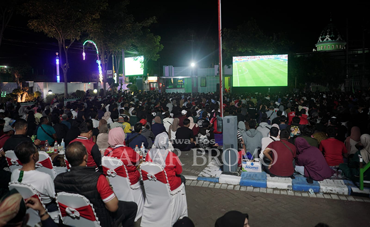 DUKUNGAN SEMANGAT: Masyarakat berkumpul di halaman Kantor Pemkot Probolinggo, mengikuti nobar pertandingan sepak bola antara Timnas Indonesia dengan Uzbekistan di Semifinal Piala Asia U-23, Senin (29/