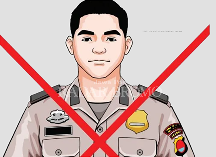 DICORET: Kapolres Probolinggo AKBP Wisnu Wardana mencoret foto Aiptu FR yang telah di-PTDH.
