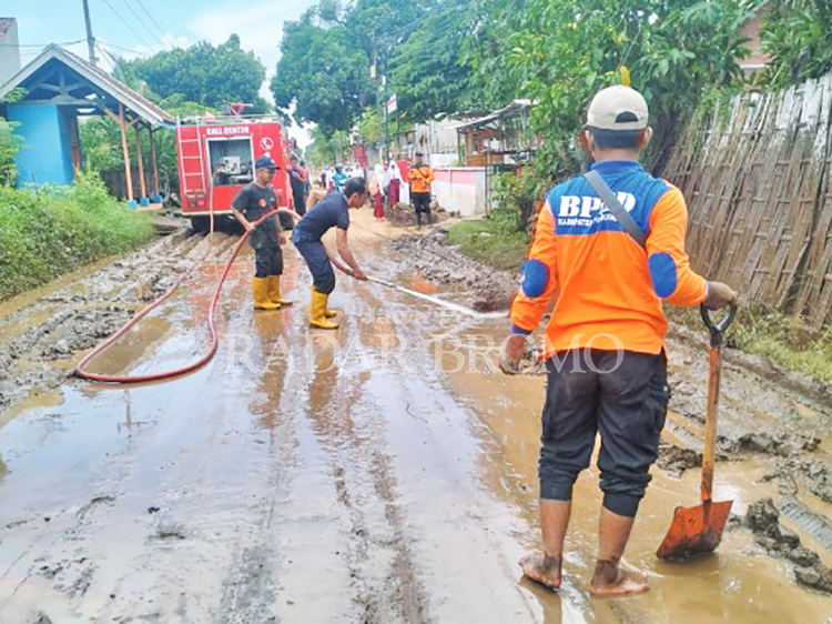 BENCANA: Banjir yang terjadi di Kecamatan Dringu, beberapa waktu lalu.