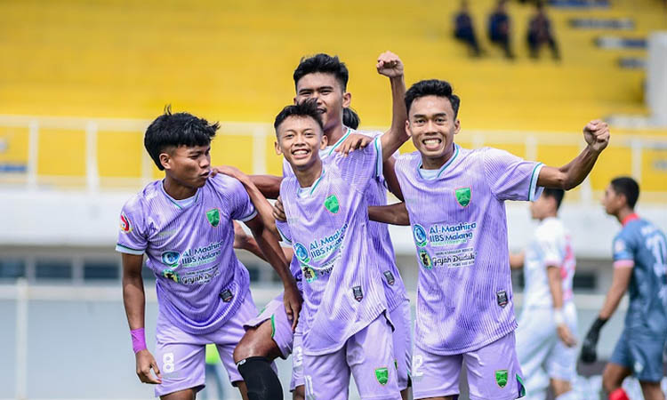 CETAK BRACE: Nurchaqiqi (tengah) yang mencetak dua gol dalam laga melawan PSAB Aceh Besar.