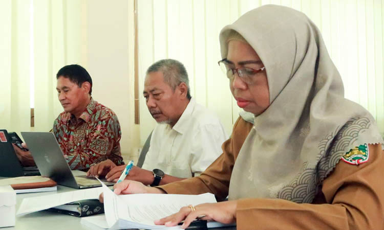 BACA DETAIL: Tiga dewan juri Lomba Karya Tulis Wartawan menilai karya tulis milik wartawan, di ruang rapat mini Pemkot Pasuruan kemarin (30/4).