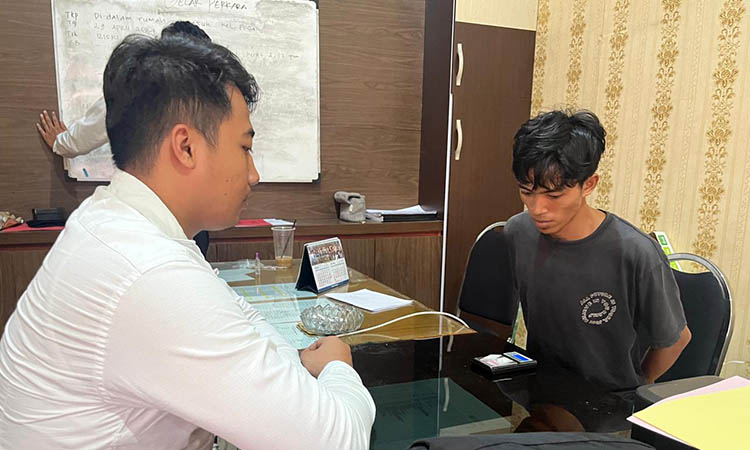 PASRAH: Tersangka Rizqi Amirul Mukminin, 22, hanya bisa tertunduk saat diperiksa petugas atas kasus penyalahgunaan narkoba yang melilitnya.