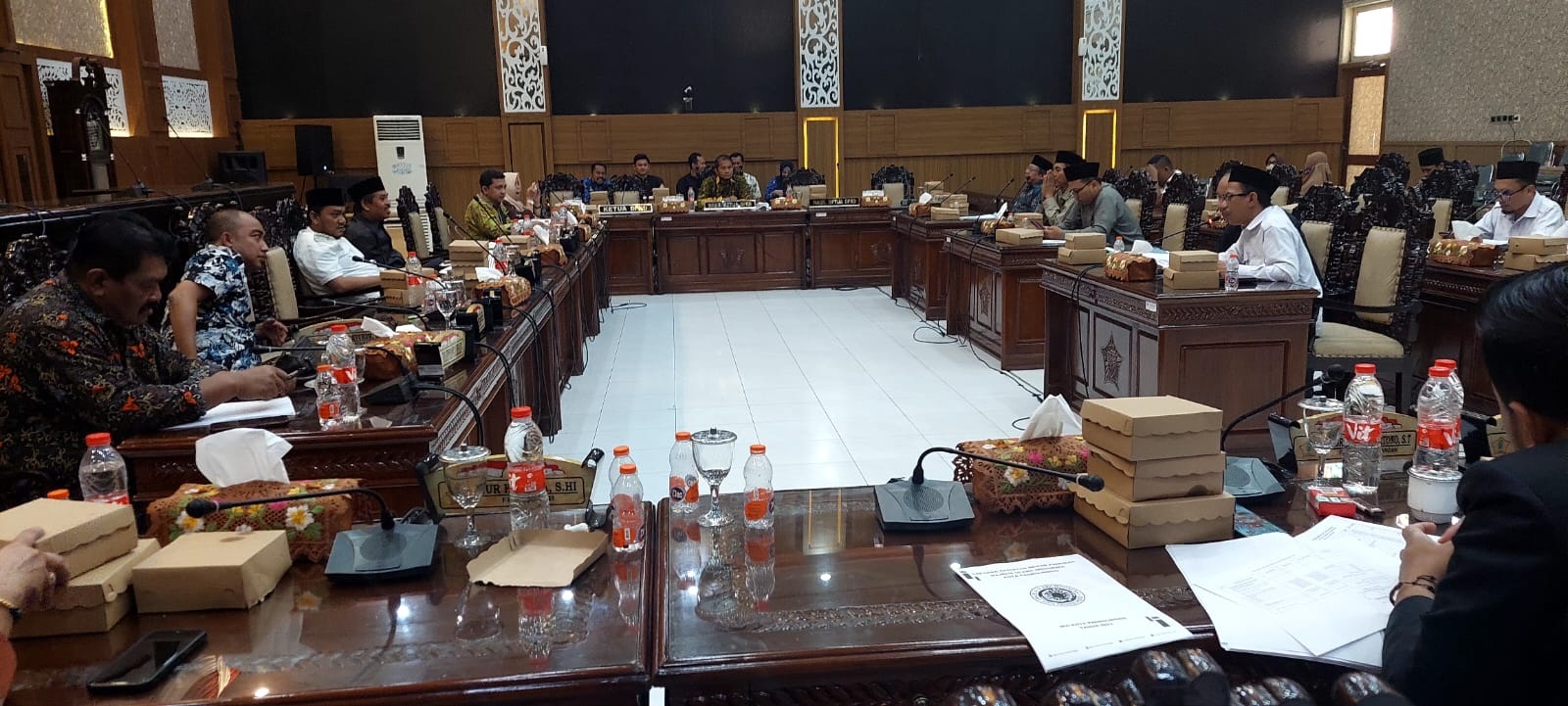 Suasana RPD di DPRD Kota Probolinggo membahas soal potongan gaji dan TPP Pemkot Probolinggo untuk zakat profesi. (Arif Mashudi/ Radar Bromo)