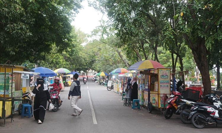 RAMAI LAGI: Pedagang kaki lima liar yang kembali muncul di sekitar Alun-alun Kraksaan sisi timur, utara dan barat.