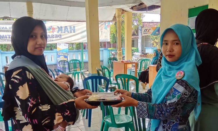 PROGRAM KESEHATAN: Kegiatan Posyandu Desa Sumberkatimoho, salah satu kegiatan prioritas program kesehatan.