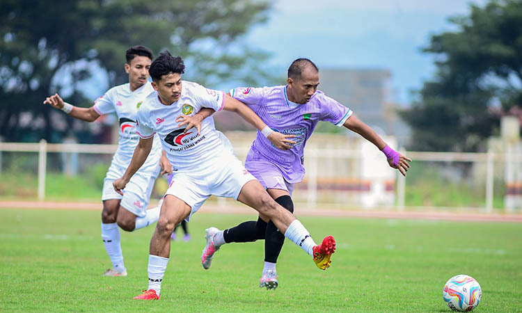 LEWATI: Pemain Pasuruan United saat berusaha mengamankan bola yang ada di depannya dari halauan lawan.