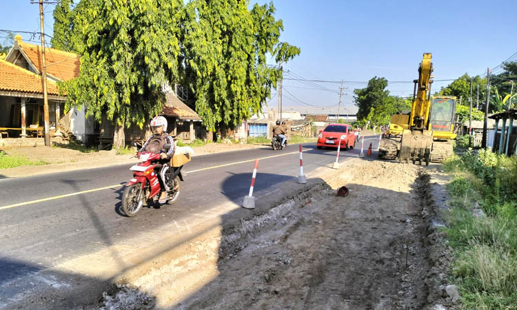 MASIH DIKERJAKAN: Pelebaran ruas jalan nasional yang dilakukan BBPJN Provinsi Jawa Timur-Bali. Namun pengerjaan fokus pada sisi sebelah utara.
