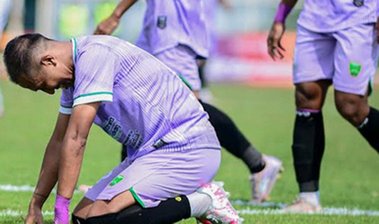 BELUM SUMBANG GOL: Striker Pasuruan United yang kecewa saat gagal memanfaatkan peluang.