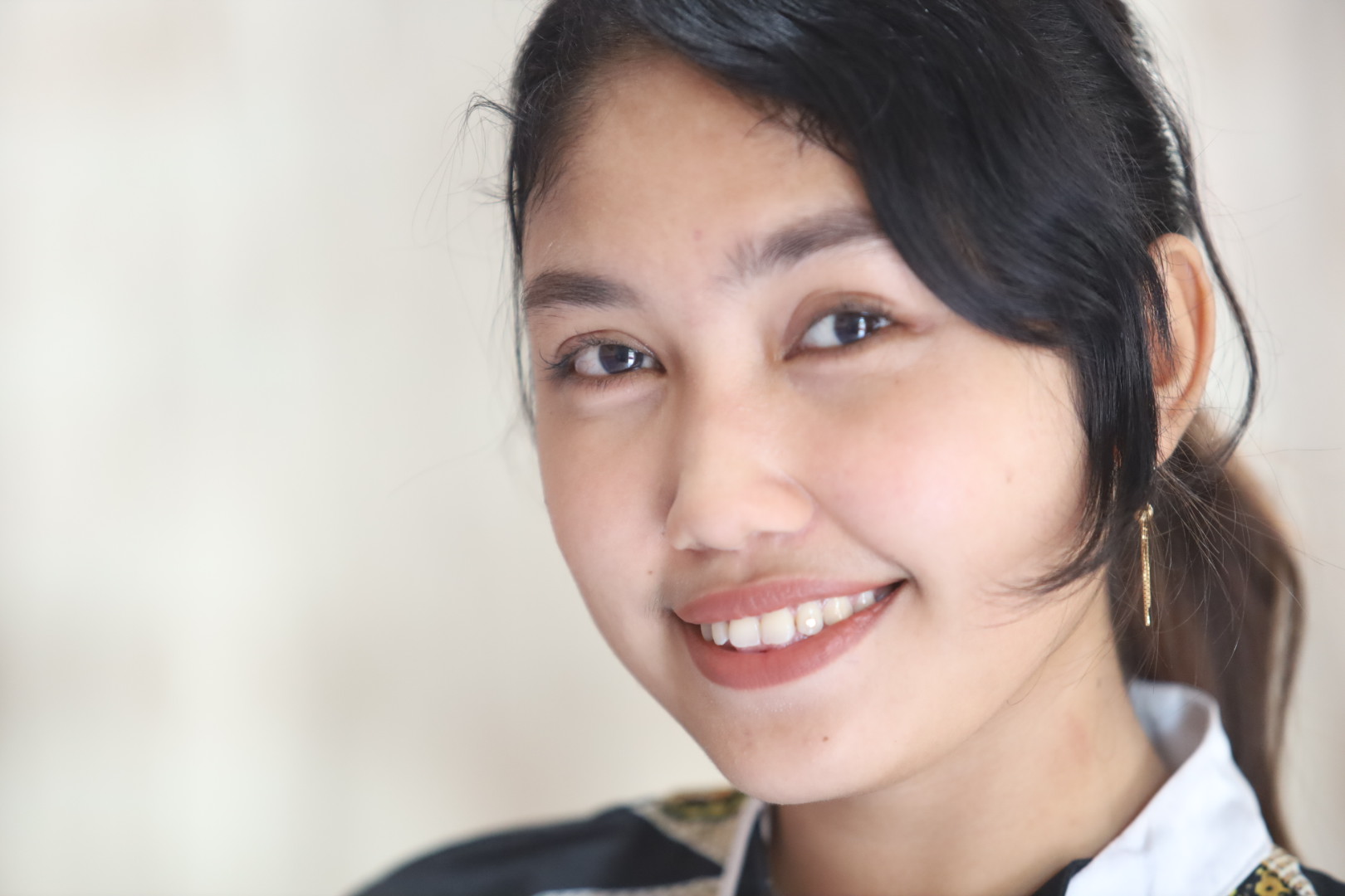 IMUT: Rista Nur Anggraini, warga Desa Kalirejo, Kecamatan Dringu, Kabupaten Probolinggo, menggunakan grillz atau diamond di giginya.