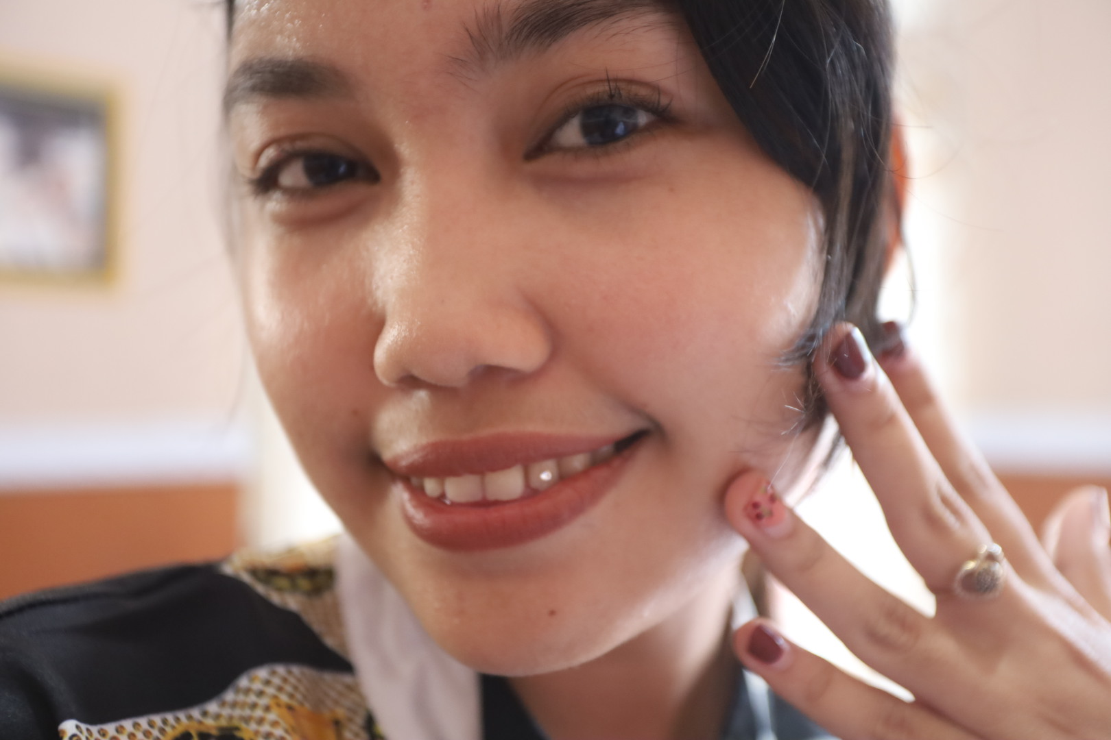 IMUT: Rista Nur Anggraini, warga Desa Kalirejo, Kecamatan Dringu, Kabupaten Probolinggo, menggunakan grillz atau diamond di giginya.