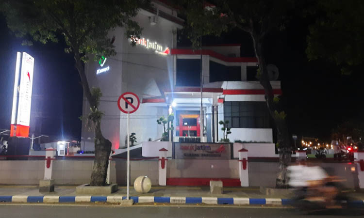 DULUNYA RUMAH: Bangunan Bank Jatim Pasuruan di Jalan Pahlawan yang megah.