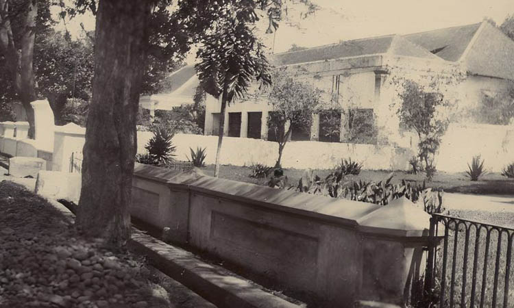 ALA EROPA: Rumah De Bromo tampak dari depan dari belakang. Rumah ini dahulunya rumah direktur pabrik De Bromo yang saat ini dikenal Bosto.