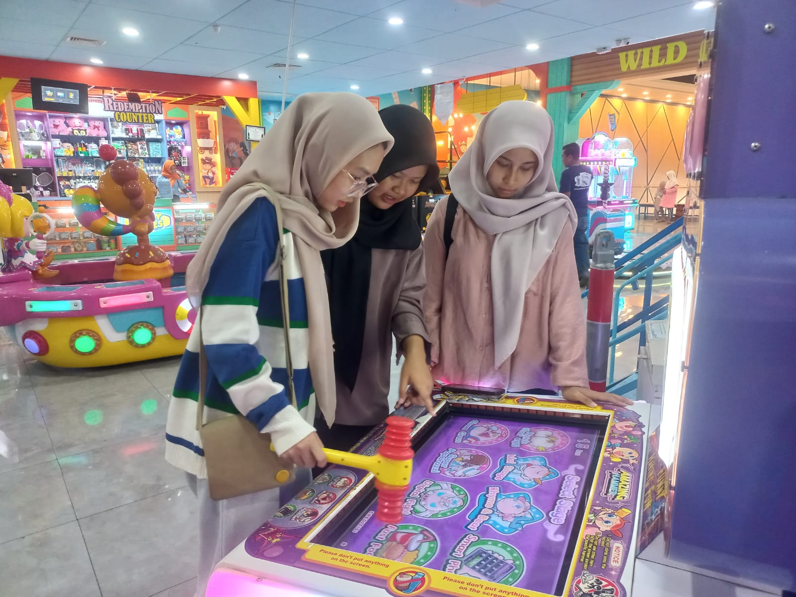 KOMPAK: Nazhima Zahra Shafira Putri, Maulidia Eka Wiliamarta, dan Nadhisa Ayu Listi Abdulla, kompak bermain game Amazing Hammer.