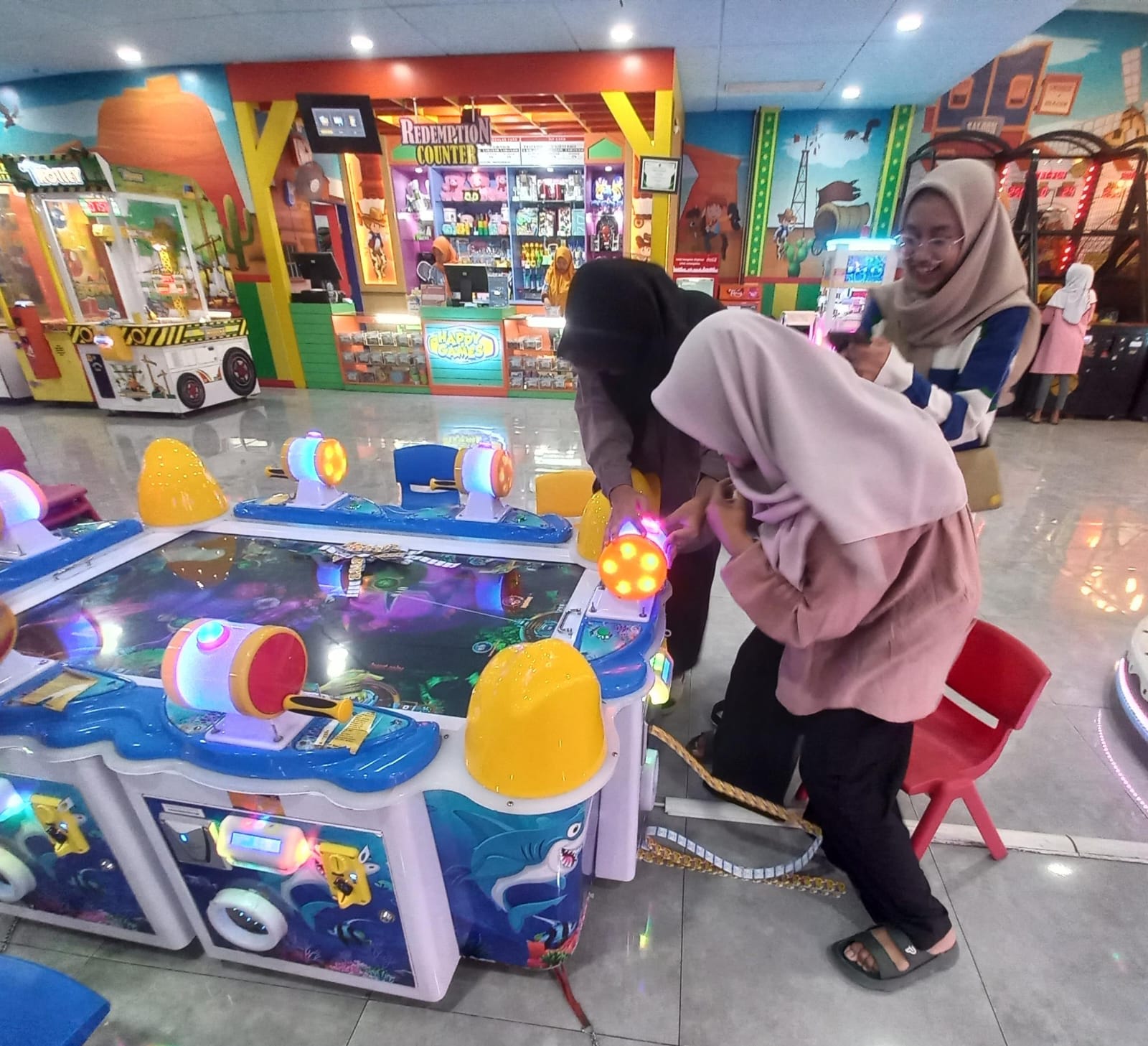 SENANG: Nazhima Zahra Shafira Putri, Maulidia Eka Wiliamarta, dan Nadhisa Ayu Listi Abdulla, tampak senang ketika mendapatkan poin jackpot berupa 500 lembar tiket.