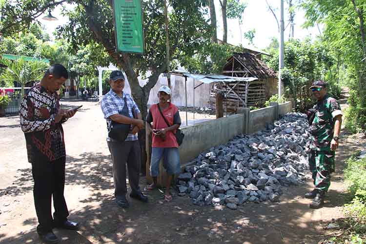 DIGARAP: Perangkat Kecamatan Leces, Desa Tigasan Wetan, dan personel Koramil Leces mengecek penggarapan jalan makadam di Dusun Pasar Arah.