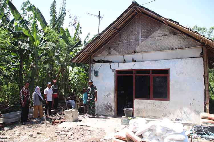 DIPERBAIKI: Perangkat Kecamatan Leces bersama personel Koramil Leces mengecek salah satu rumah warga di Dusun Krajan, yang mendapatkan program RTLH.