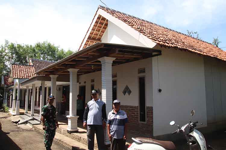 RTLH: Batuud Koramil Leces Peltu Bambang Dwi Asmoro bersama Pendamping Lokal Desa Hel Abdul Rozuq dan Kepala Desa Malasan Kulon Nitrum memantau pembangunan RTLH di Dusun Krajan.