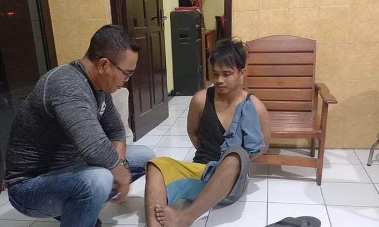 MEMBAHAYAKAN: Personel Polsuska mengamankan tersangka pencuri rel kereta api.