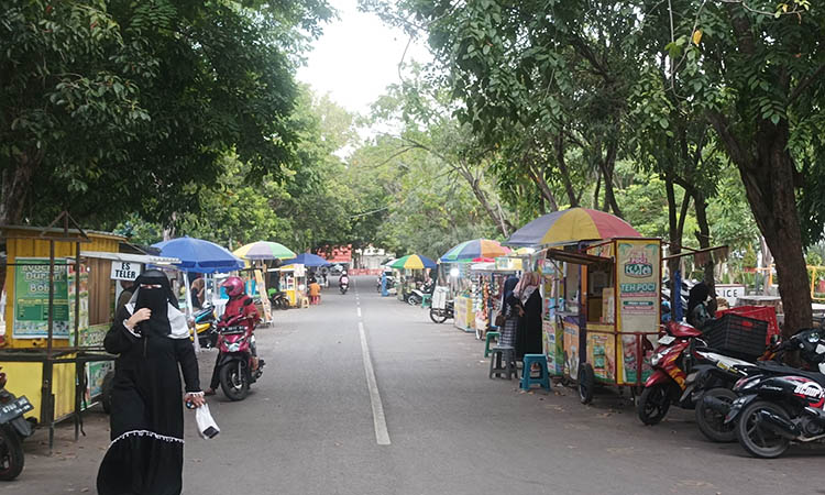 MAKIN BANYAK: PKL yang berjualan di area Alun-alun Kraksaan.