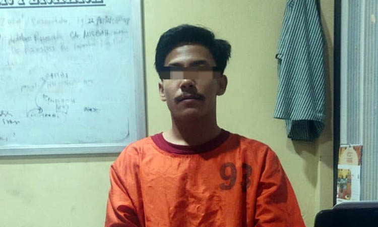 LEVEL PENGEDAR: Tersangka RZ yang sudah mendekam di sel Mapolres Probolinggo. Dia diyakini memiliki jaringan lain.