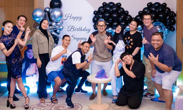 Gilang dan istri bersama kerabat.