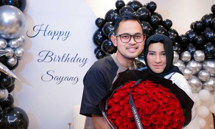 MAMA TERCINTA: Gilang Widya Pramana semasa kecil bersama almarhumah mama tercinta, Dra. Hj. Miendwiati.