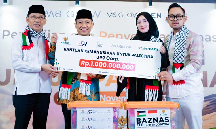 PEDULI SESAMA: Gilang dan istri saat memberikan bantuan untuk Palestina.